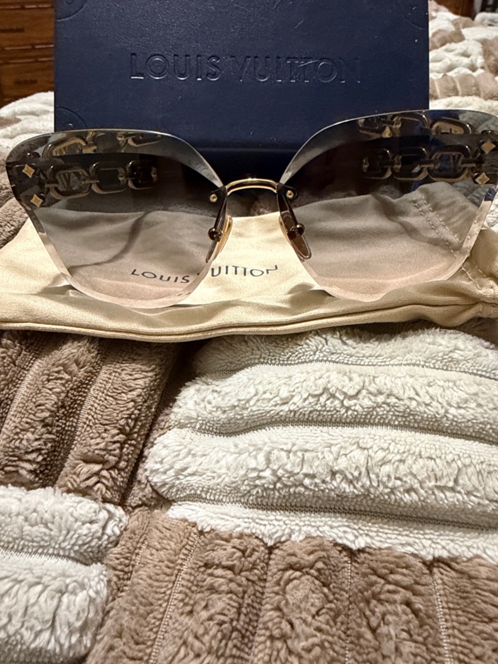 Louis Vuitton Women's Gold Chain Detail Sunglasses with Brown Gradient Lenses - Picture 3 of 6